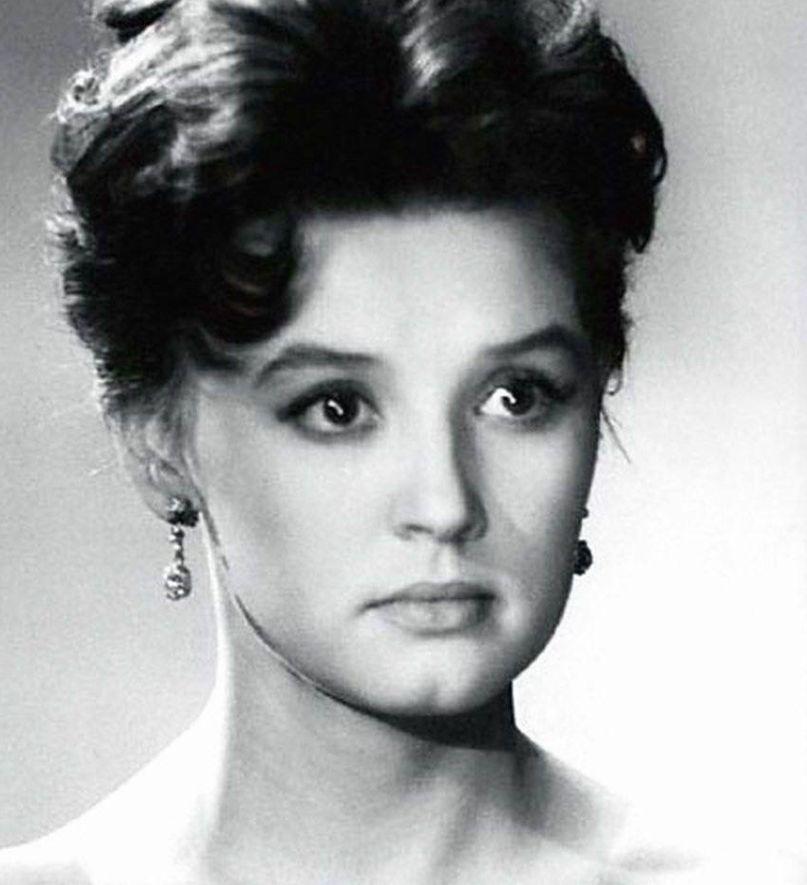 Юлия Меньшова трогательно поздравила мать Веру Алентову с днем рождения