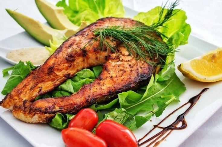 Диетолог Русакова для плавного похудения рекомендовала есть больше рыбы