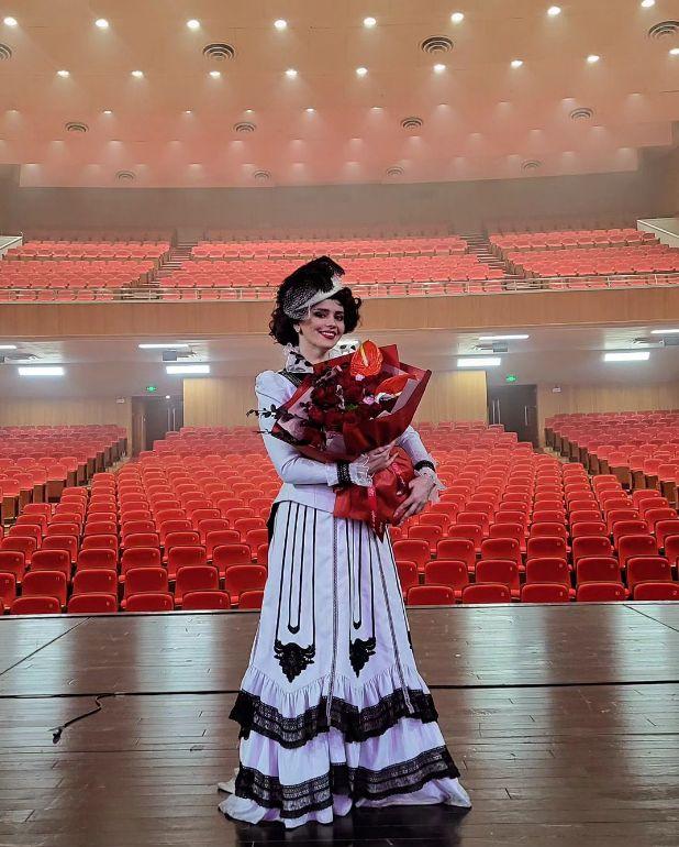 Актриса Янина Мелехова во время перелетов спит на соседях-незнакомцах Актриса Янина Мелехова во время перелетов спит на соседях-незнакомцах