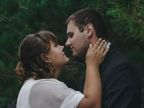 В Новосибирске учительницу заставили оправдываться за &laquo;интимное&raquo; фото с мужем возле церкви (ФОТО)