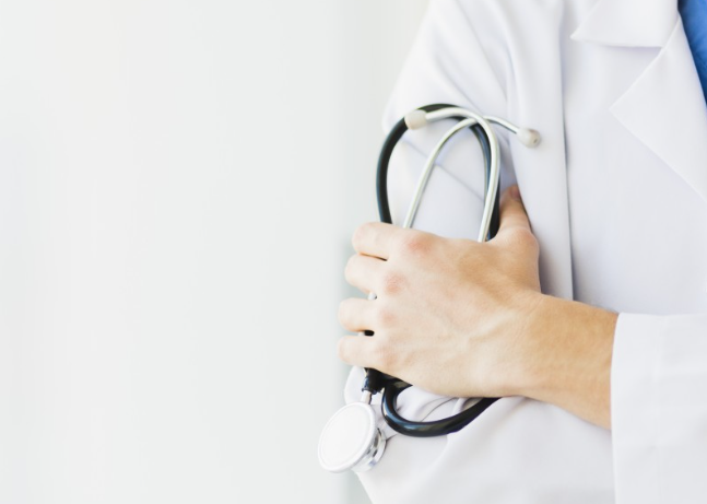 Косметолог Байрамукова назвала причины мешков под глазами