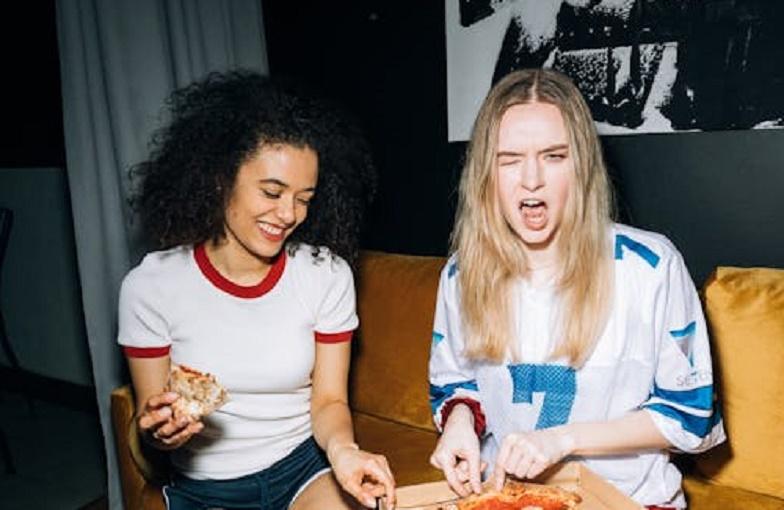 Психолог Мелехин назвал причины ночного переедания