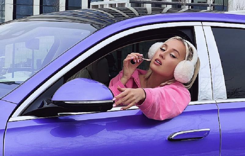 Клава Кока в райдере потребовала шофёра-мужчину и кормить её на 45 тысяч рублей в день