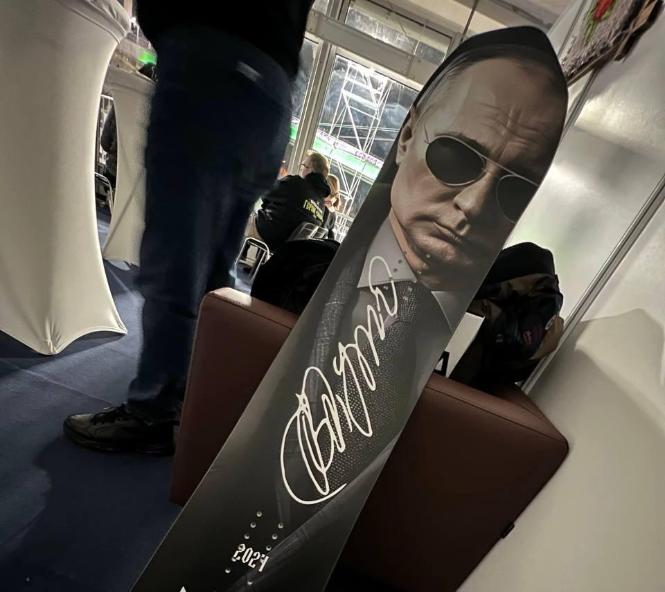 Екатерине Мизулиной подарили сноуборд с изображением Путина Екатерине Мизулиной подарили сноуборд с изображением Путина