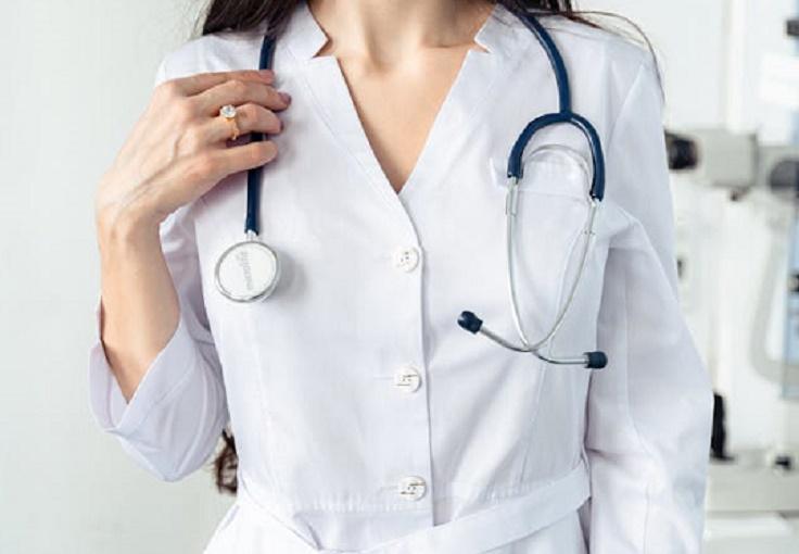 Эндокринолог Урбанова объяснила, когда увеличение груди указывает на рак