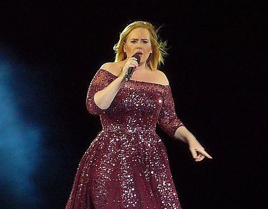 Адель поставила гастрольную деятельность на паузу из-за проблем со здоровьем