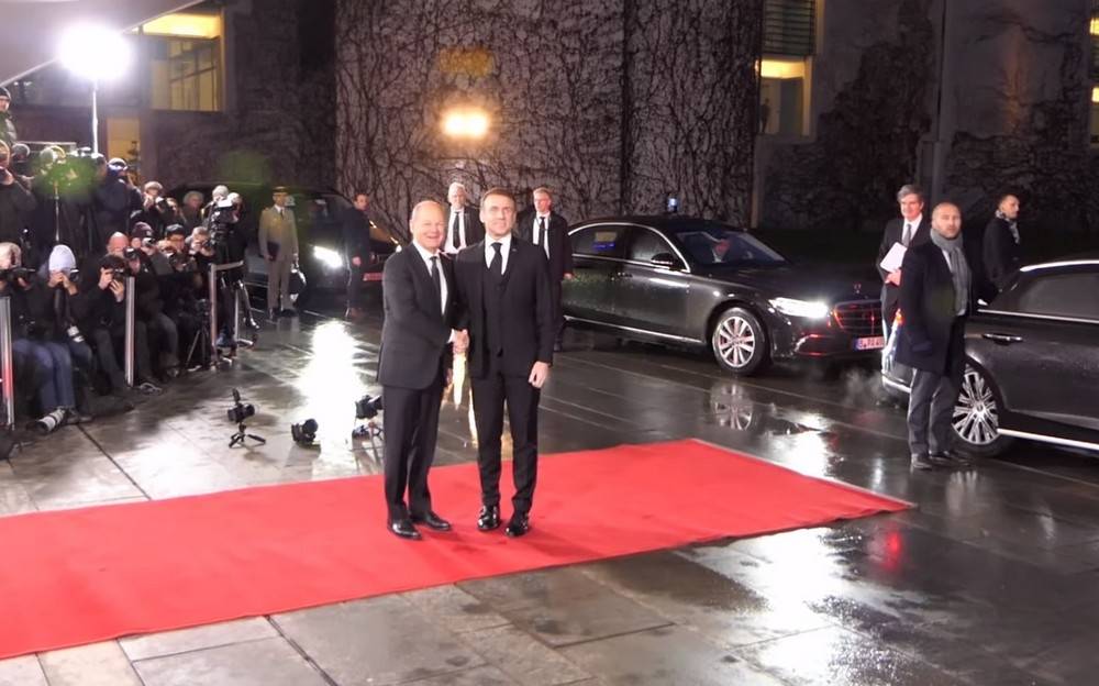 Politico: Макрон и Шольц стали врагами из-за разногласий в вопросах помощи Украине Politico: Макрон и Шольц стали врагами из-за разногласий в вопросах помощи Украине