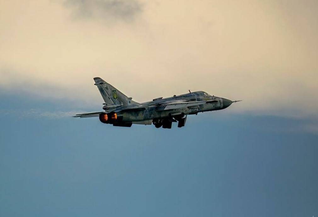 По данным военкоров, в ходе отражения попытки ракетной атаки на Крым был сбит украинский самолет Су-24