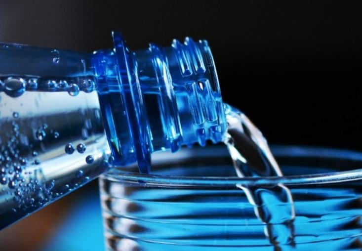 Эксперт Новиков сообщил, как отличить поддельную минералку от настоящей Эксперт Новиков сообщил, как отличить поддельную минералку от настоящей