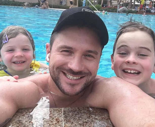 Сергей Лазарев опубликовал очаровательное фото с детьми