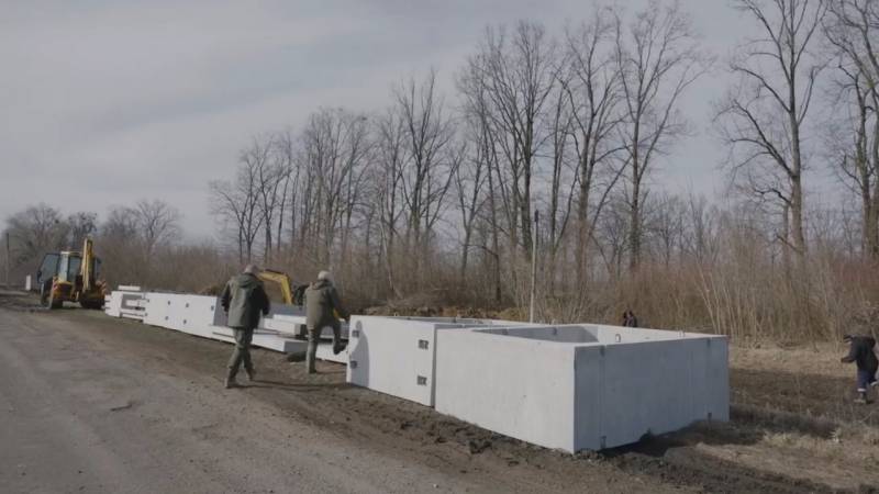 ВСУ экстренно возводят оборонительные сооружения на линии соприкосновения ВСУ экстренно возводят оборонительные сооружения на линии соприкосновения