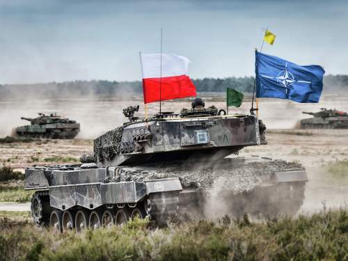 Гусеничная машина переехала двух солдат НАТО на учениях Гусеничная машина переехала двух солдат НАТО на учениях