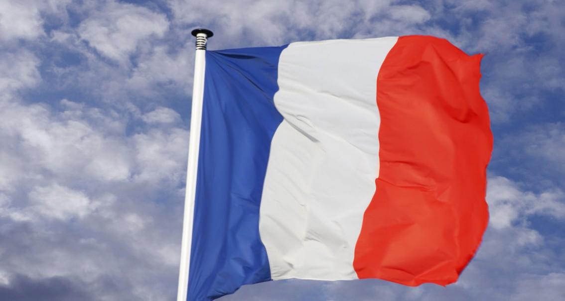 Во Франции около 200 человек в капюшонах напали на среднюю школу Во Франции около 200 человек в капюшонах напали на среднюю школу