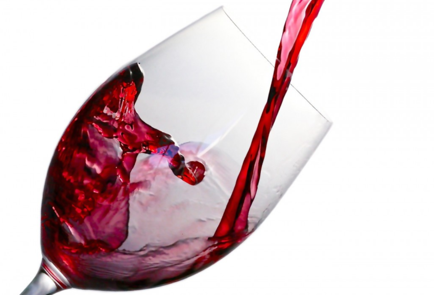 Врач Соколов назвал качественное красное вино полезным для сосудов и сердца