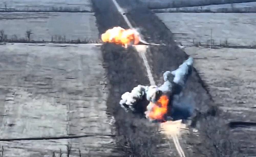 Опубликовано видео ювелирного по точности поражения позиций ВСУ «крылатыми бомбами» Опубликовано видео ювелирного по точности поражения позиций ВСУ «крылатыми бомбами»