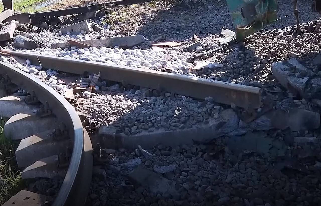 В Харьковской области партизаны пустили под откос состав с боеприпасами и техникой для ВСУ В Харьковской области партизаны пустили под откос состав с боеприпасами и техникой для ВСУ