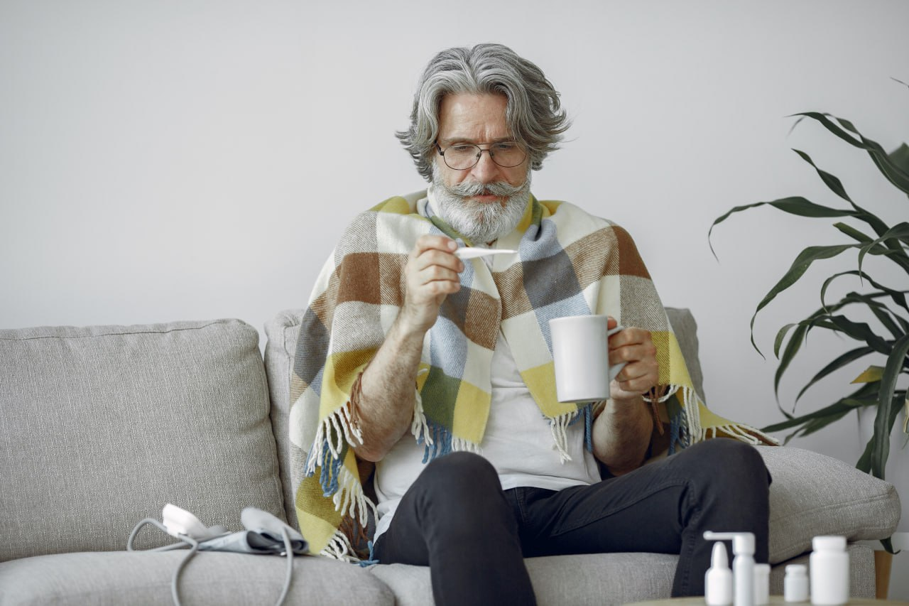 Врач Дементьев предупредил, что при простуде запрещено надевать контактные линзы