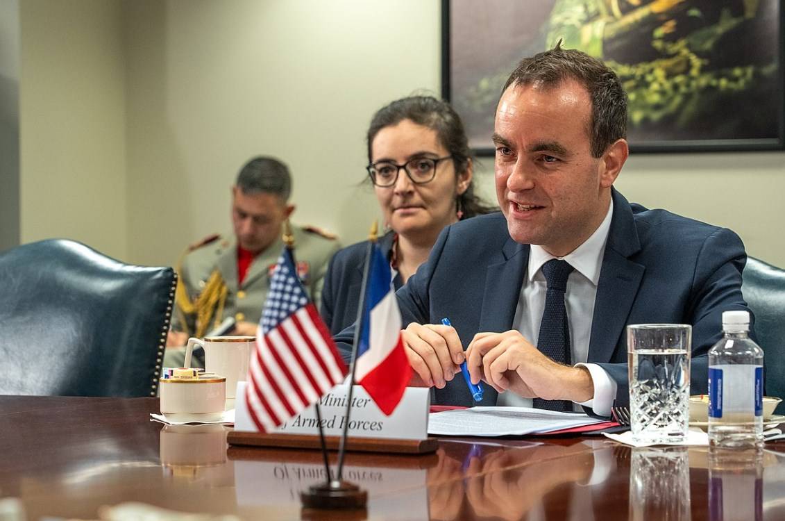 Министр обороны Франции заявил о неправильной интерпретации слов Макрона Министр обороны Франции заявил о неправильной интерпретации слов Макрона