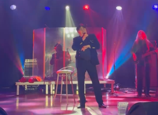 Александр Серов попал в центр внимания из-за тесных брюк Александр Серов попал в центр внимания из-за тесных брюк