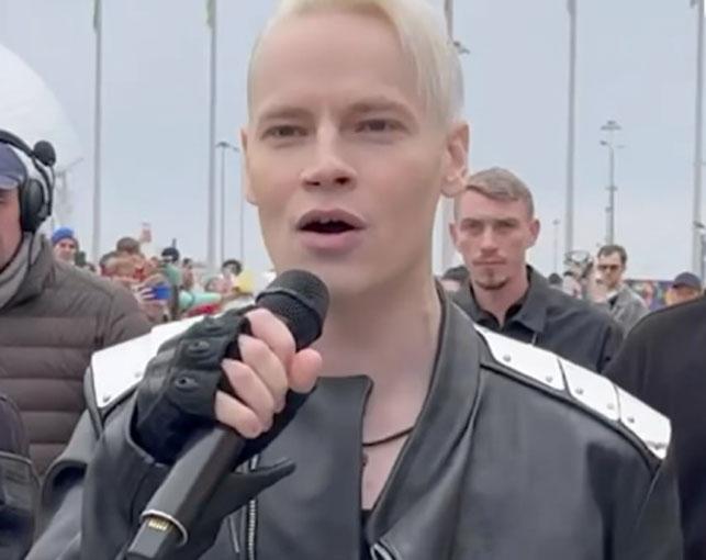 SHAMAN рассказал, почему ему некомфортно выступать в пиджаке и галстуке