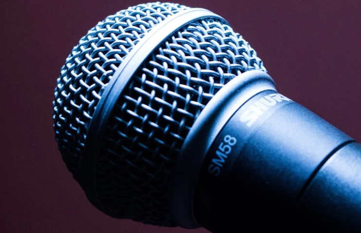 Музыкальный критик Бабичев рассказал, почему российские артисты поют под фонограмму