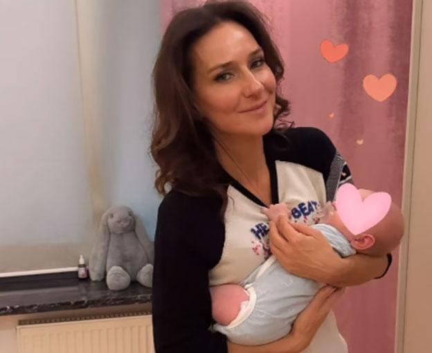 Елена Север засветилась от счастья с внучкой на руках Елена Север засветилась от счастья с внучкой на руках