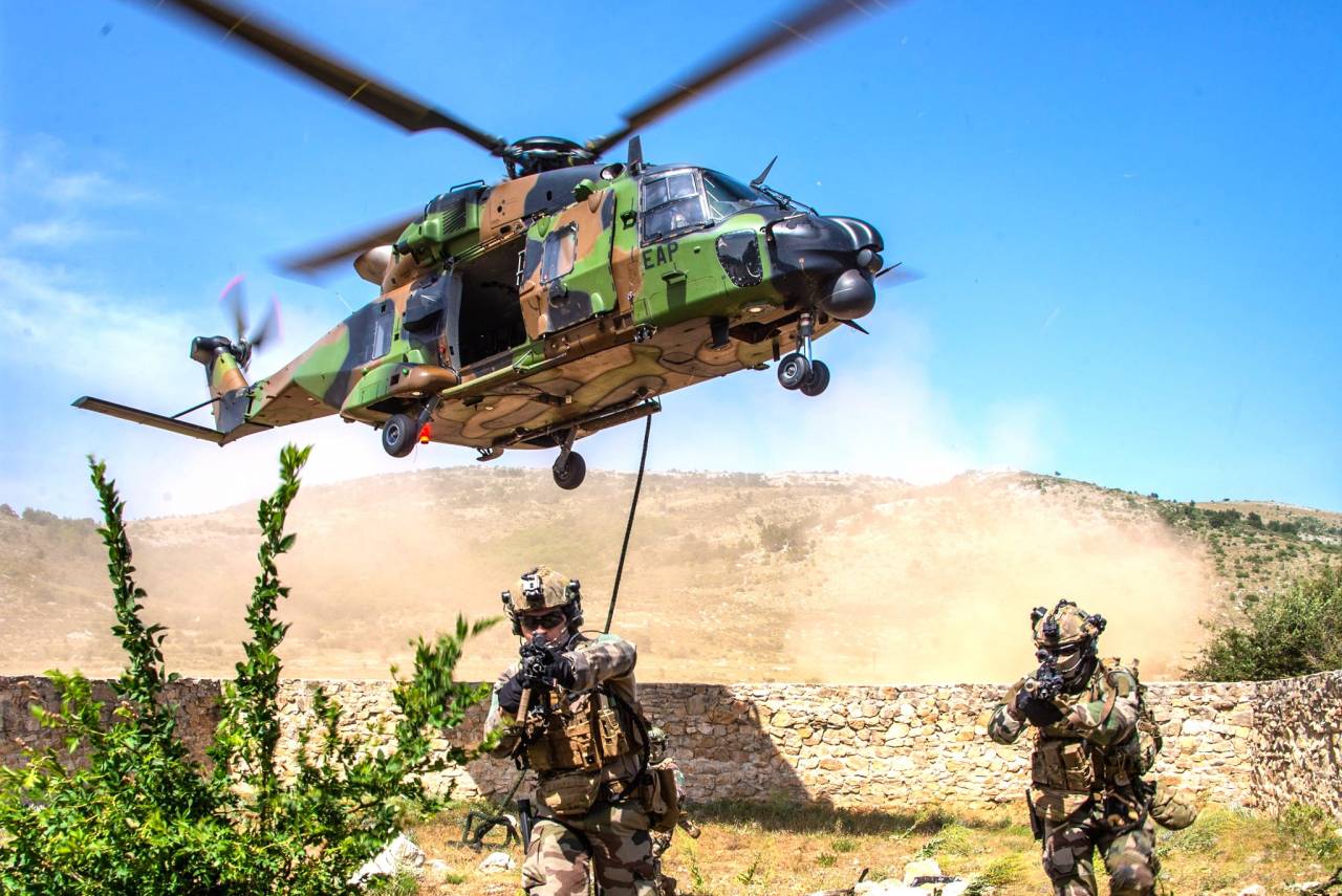 «Он даже не служил»: французы высказались об идее Макрона отправить войска на Украину