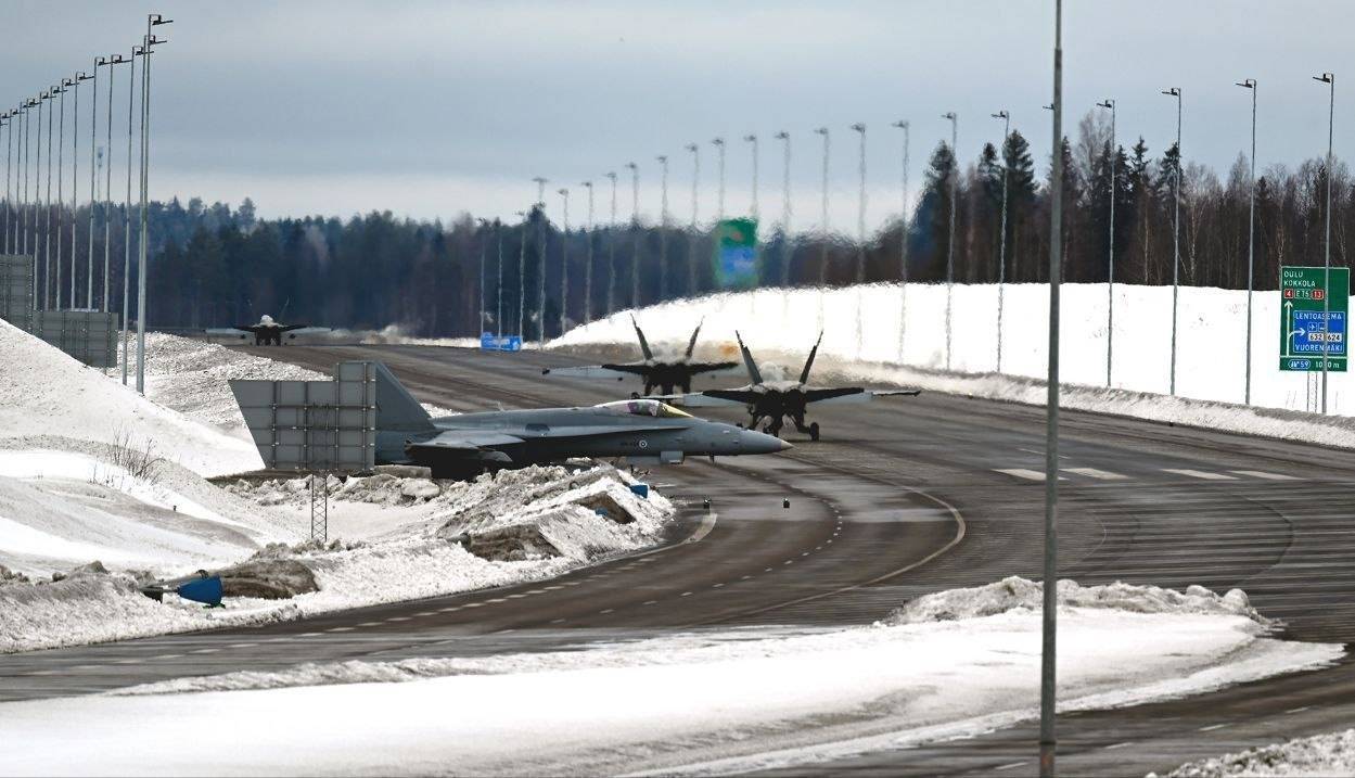 Авиация НАТО отрабатывает применение тактической авиации с автомагистралей