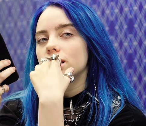 Билли Айлиш вручили «Оскар» за песню «What Was I Made For?» к фильму «Барби» Билли Айлиш вручили «Оскар» за песню «What Was I Made For?» к фильму «Барби»