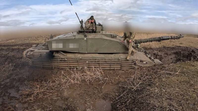 Украинские военные продемонстрировали британским журналистам застрявшие танки Challenger Украинские военные продемонстрировали британским журналистам застрявшие танки Challenger