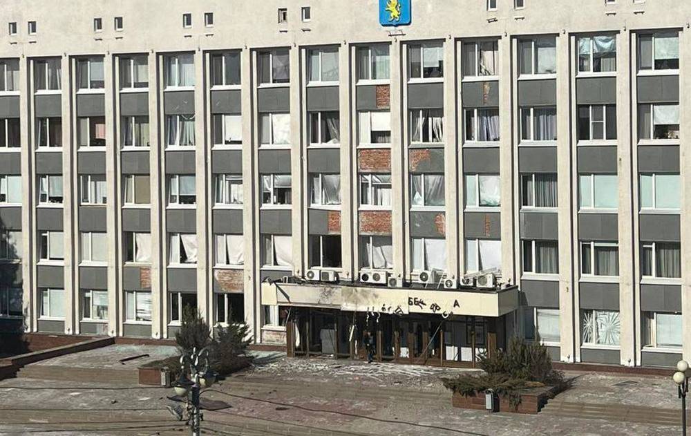 Украинский беспилотник атаковал здание администрации Белгорода
