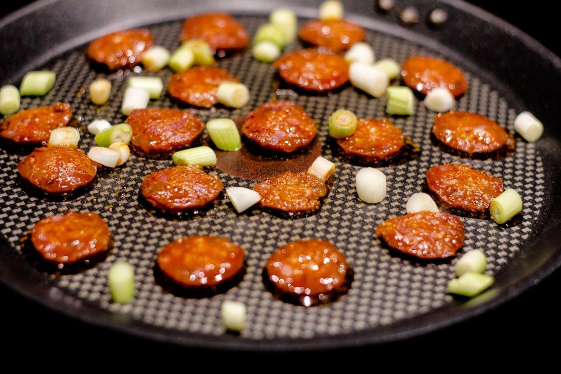 Врач Каран Радж развеял популярный миф о посуде с антипригарным покрытием