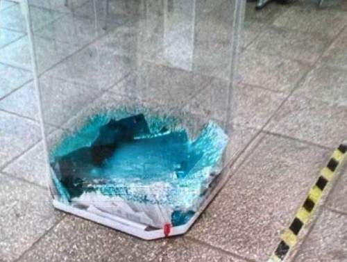 Россияне выливают зеленку и чернила в урны с бюллетенями (ФОТО, ВИДЕО)