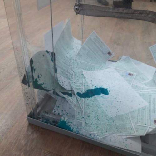 Россияне выливают зеленку и чернила в урны с бюллетенями (ФОТО, ВИДЕО)