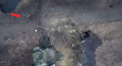 Подвиг бойца ВС РФ, закинувшего гранату в окоп с диверсантами ВСУ, попал на видео (ФОТО) Подвиг бойца ВС РФ, закинувшего гранату в окоп с диверсантами ВСУ, попал на видео (ФОТО)