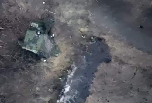 Подвиг бойца ВС РФ, закинувшего гранату в окоп с диверсантами ВСУ, попал на видео (ФОТО) Подвиг бойца ВС РФ, закинувшего гранату в окоп с диверсантами ВСУ, попал на видео (ФОТО)