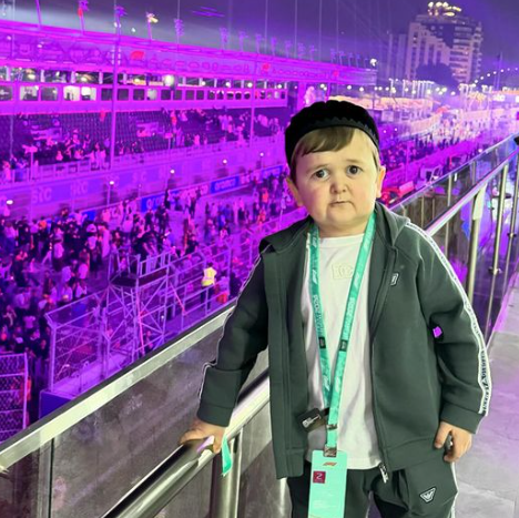 Блогер Хасбик поделился с подписчиками фотографией с обритой налысо головой