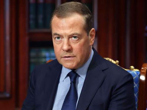 Медведев пригрозил президенту Латвии болтаться на виселице (ФОТО)