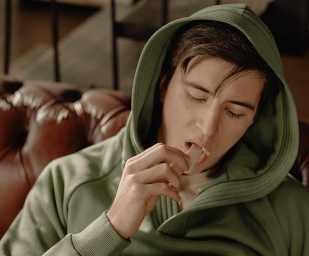 Стоматолог Аулак предупредил о вреде никотиновых жевательных резинок