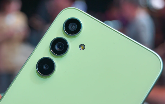 Эксперты назвали среднебюджетный смартфон с лучшим в мире экраном