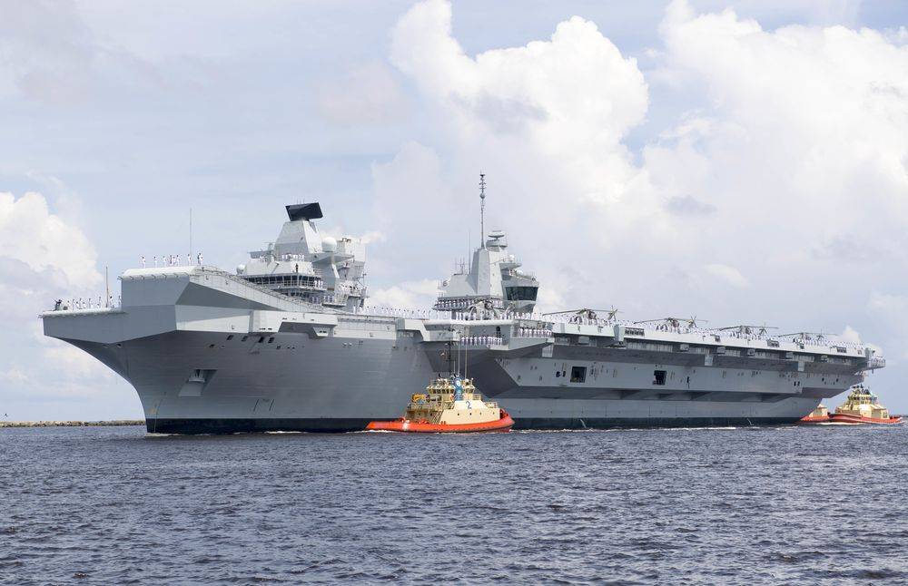 От огня на борту британского авианосца Queen Elizabeth пострадали 10 моряков