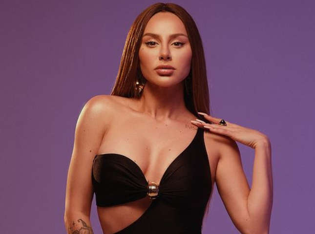 Певица Анна Асти выступила на премии "Виктория" после скандала с голой вечеринкой