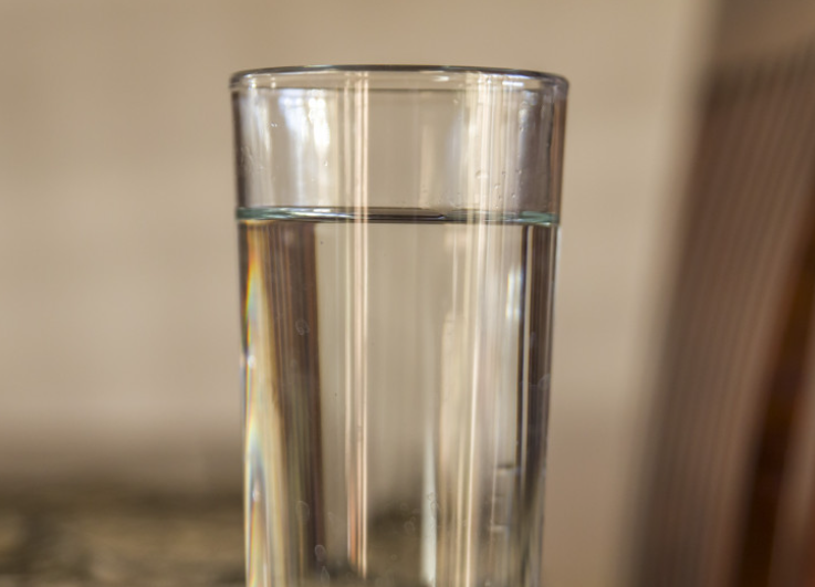 Диетолог Чухачева заявила, что запивание еды не разбавляет желудочный сок и не вредит ЖКТ