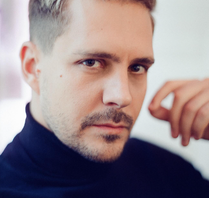 Актер Милош Бикович сделал семейное фото с супругой Иваной и новорожденным сыном