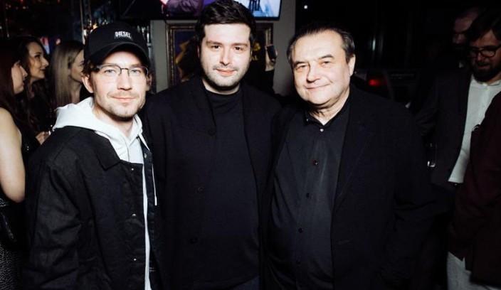 Режиссер Алексей Учитель впервые вышел на публику с сыном и дочками Режиссер Алексей Учитель впервые вышел на публику с сыном и дочками