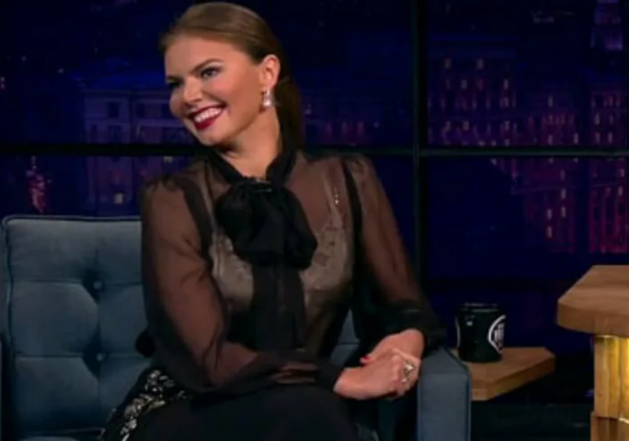 Похудевшая Кабаева появилась на фестивале в Новосибирске в приталенном пиджаке Похудевшая Кабаева появилась на фестивале в Новосибирске в приталенном пиджаке