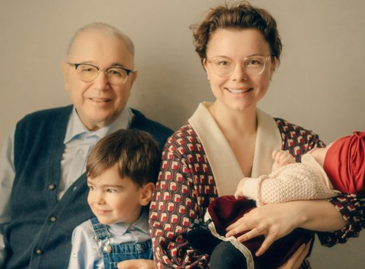 Стало известно, как назвали дочь Евгений Петросян и Татьяна Брухунова