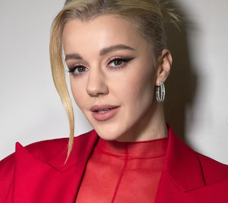 Ведущая «Кто хочет стать миллионером?» Юлианна Караулова улетела из РФ