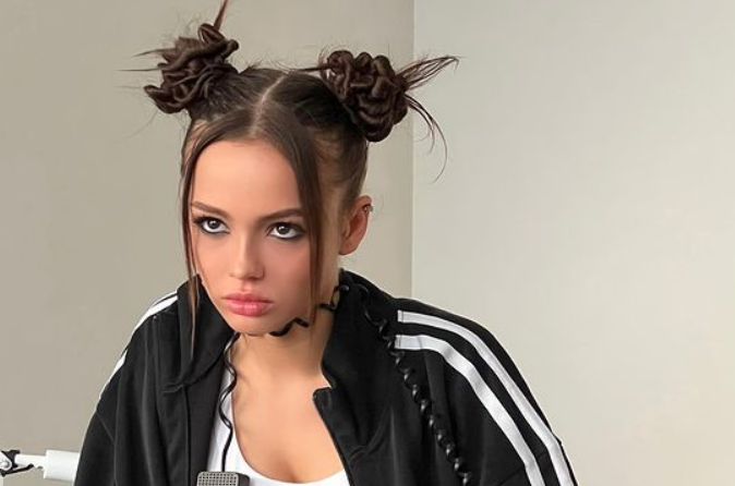 Певица Валя Карнавал возложила цветы к мемориалу у «Крокус Сити Холла»