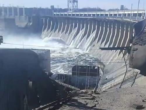 Видео разрушения ДнепроГЭС после ударов ВС РФ попало в Сеть (ВИДЕО) Видео разрушения ДнепроГЭС после ударов ВС РФ попало в Сеть (ВИДЕО)